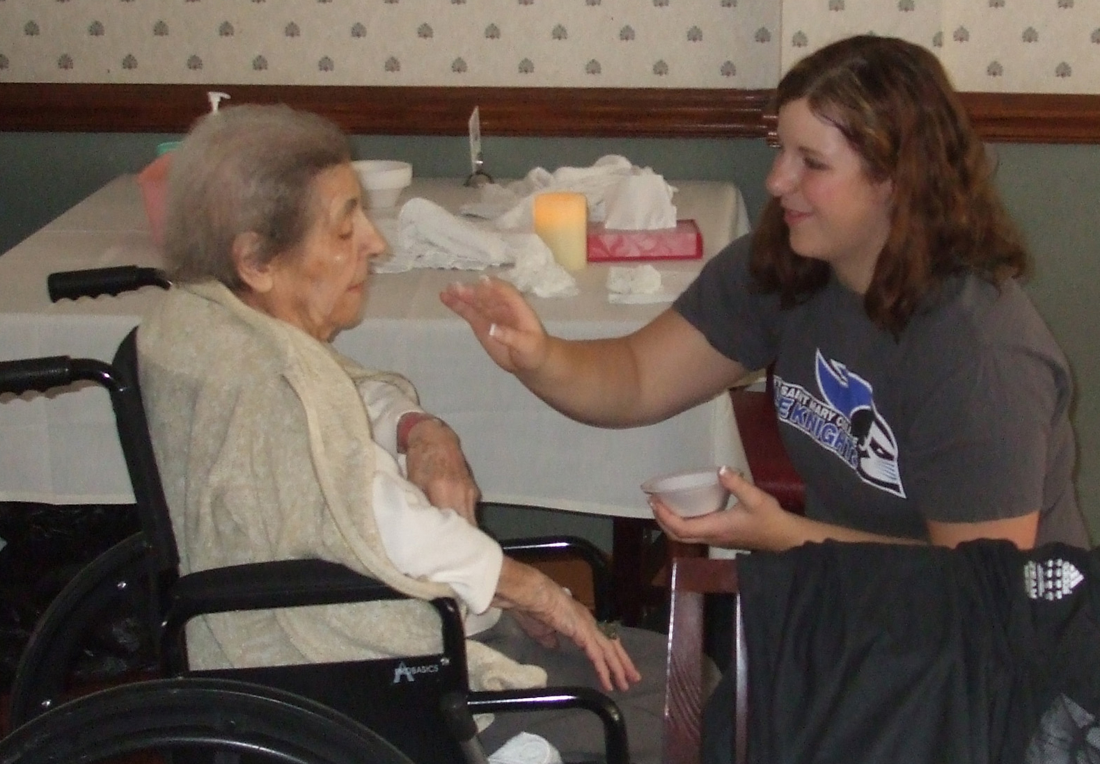 Jackie Ivan bonds with 102-year old Juliet Kruszenski.