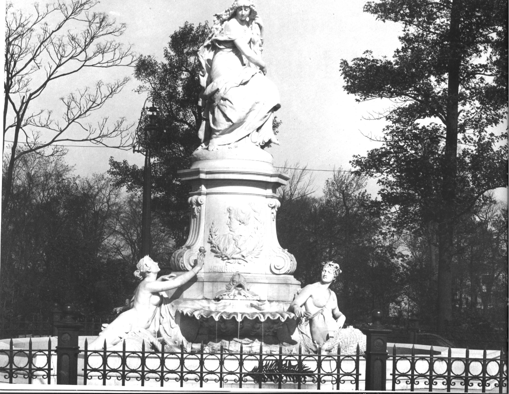 The Lorelei Fountain in its original glory.